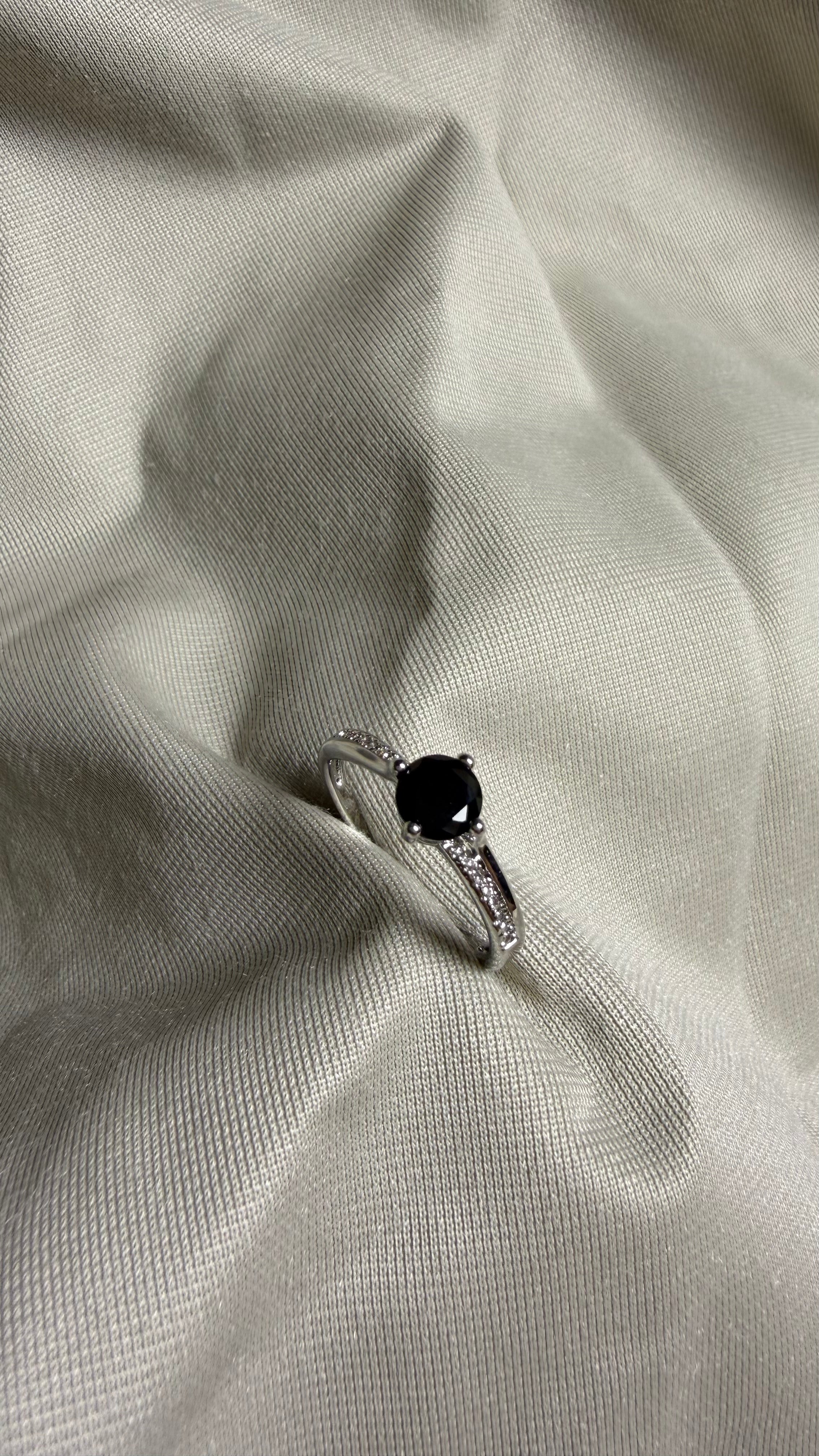Noiré Ring