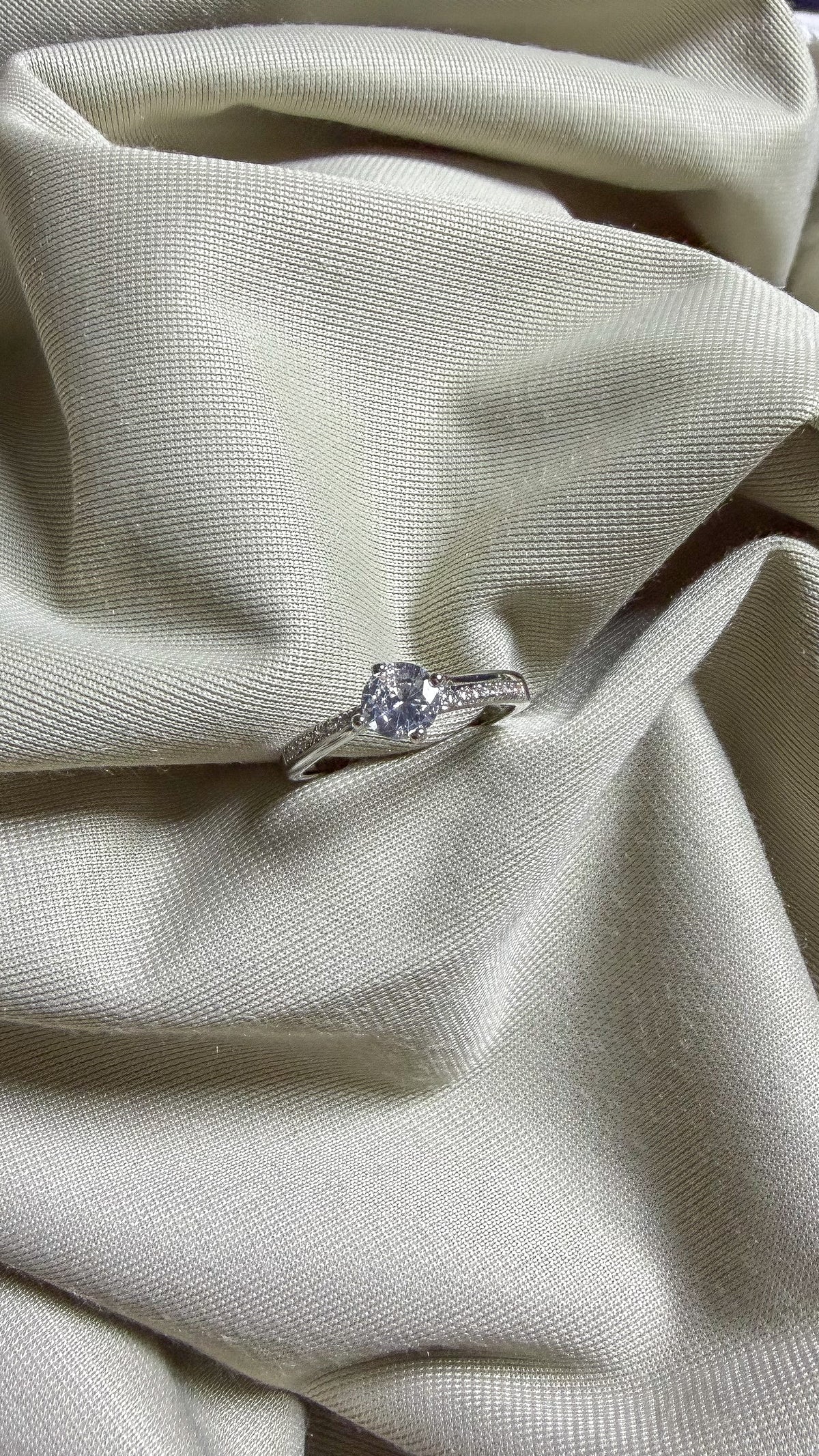 Classic Noiré Ring